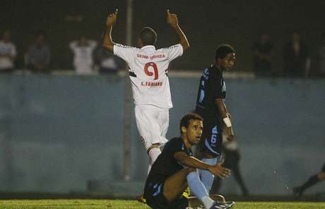 Luís Fabiano fez gol, mas mostrou mágoa no final do 1º tempo <p>Luís Fabiano fez gol, mas mostrou mágoa no final do 1º tempo</p>