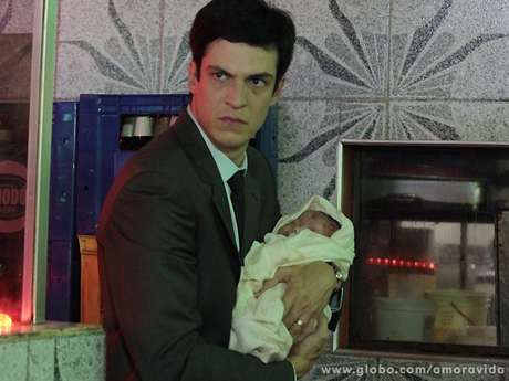 Félix (Mateus Solano) jogou a filha da irmã Paloma (Paolla Oliveira) no lixo <p>Félix (Mateus Solano) jogou a filha da irmã Paloma (Paolla Oliveira) no lixo</p>