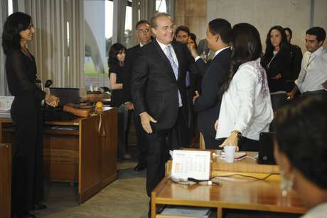 José Cruz / Agência Brasil <p>Renan Calheiros é cumprimentado por jornalista ao assumir a Presidência da República</p>