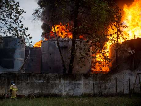 Uma pessoa morreu e sete ficaram feridas por conta do incêndio Uma pessoa morreu e sete ficaram feridas por conta do incêndio