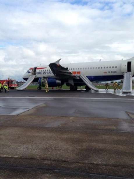 Avião é evacuado após pouso de emergência Avião é evacuado após pouso de emergência