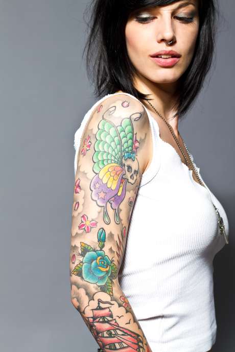 Segundo pesquisa, as mulheres tatuadas são consideradas mais atraentes e acessíveis Segundo pesquisa, as mulheres tatuadas são consideradas mais atraentes e acessíveis