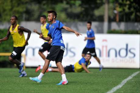 Neymar anunciou acordo com o Barcelona e se despede do Santos <p>Neymar anunciou acordo com o Barcelona e se despede do Santos</p>