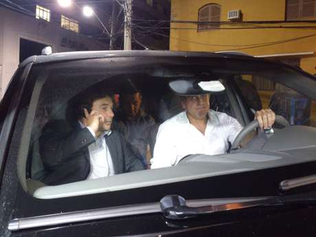 Neymar chegou acompanhado do seu pai e do empresário Wagner Ribeiro, além dos seguranças <p>Neymar chegou acompanhado do seu pai e do empresário Wagner Ribeiro, além dos seguranças</p>