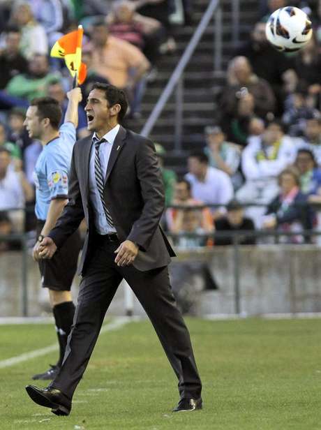 EFE Manolo Jiménez, técnico del Real Zaragoza, grita desde la banda a sus jugadores durante el partido de Liga, correspondiente a la jornada trigésimo séptima en Primera División, que Real Betis y Real Zaragoza disputan, esta tarde, en el estadio Benito Villamarín, en Sevilla.