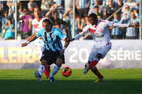 Clube equatoriano diz que não foi consultado em fevereiro sobre oferta por direitos de atacante em negociação entre Palmeiras e Grêmio; agora, exige ressarcimento <p>Clube equatoriano diz que não foi consultado em fevereiro sobre oferta por direitos de atacante em negociação entre Palmeiras e Grêmio; agora, exige ressarcimento</p>