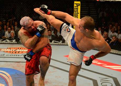 Junior Cigano nocauteou Mark Hunt a partir de espetacular chute rodado Junior Cigano nocauteou Mark Hunt a partir de espetacular chute rodado