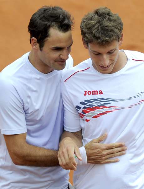 Federer cumprimenta Pablo-Carreno Busta durante vitória fácil na estreia em Roland Garros Federer cumprimenta Pablo-Carreno Busta durante vitória fácil na estreia em Roland Garros