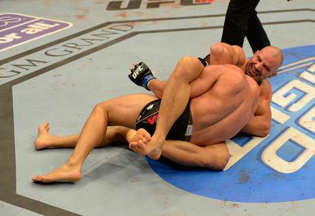 Glover Teixeira finalizou James Te-Huna logo no primeiro round e garantiu sua vitória Glover Teixeira finalizou James Te-Huna logo no primeiro round e garantiu sua vitória