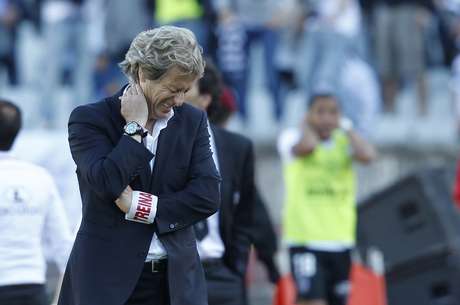 Jorge Jesus sente o baque de ficar com o terceiro vice na temporada; o treinador ainda se envolveu em confusão com o atacante Cardozo Jorge Jesus sente o baque de ficar com o terceiro vice na temporada; o treinador ainda se envolveu em confusão com o atacante Cardozo