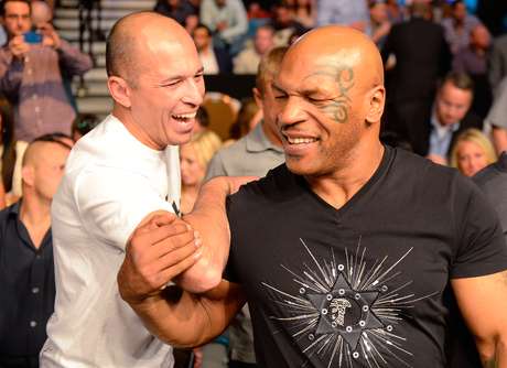 Lendas da luta, Royce Gracie e Mike Tyson compareceram ao UFC 160 Lendas da luta, Royce Gracie e Mike Tyson compareceram ao UFC 160