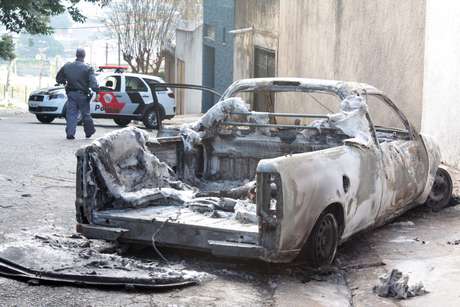 Corpo foi encontrado na caçamba de uma caminhonete incendiada Corpo foi encontrado na caçamba de uma caminhonete incendiada