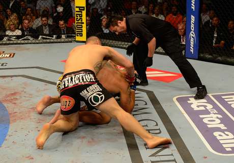 Cain Velasquez derrubou Pezão e conseguiu sua vitória por nocaute técnico Cain Velasquez derrubou Pezão e conseguiu sua vitória por nocaute técnico
