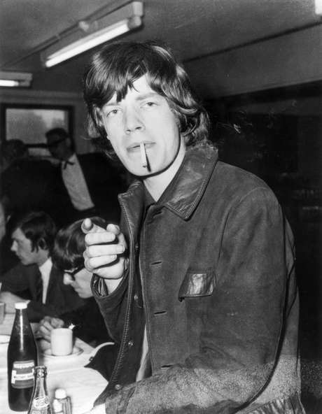 <p>Mick Jagger na d&eacute;cada de 1960; cabelo do cantor cortado naquela &eacute;poca arrecadou 4 mil libras esterlinas em leil&atilde;o em Londres</p>