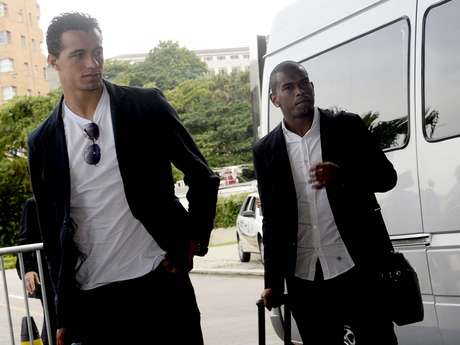 Leandro Damião, do Internacional, e Fernando, do Grêmio, chegaram juntos ao Hotel Sheraton Leandro Damião, do Internacional, e Fernando, do Grêmio, chegaram juntos ao Hotel Sheraton