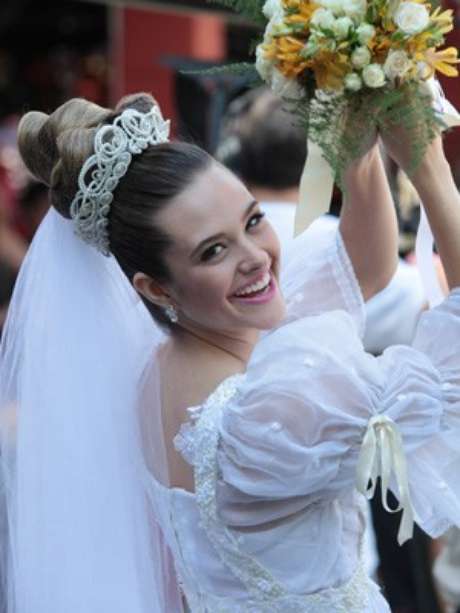 Juliana Paiva gravou vestida de noiva Juliana Paiva gravou vestida de noiva