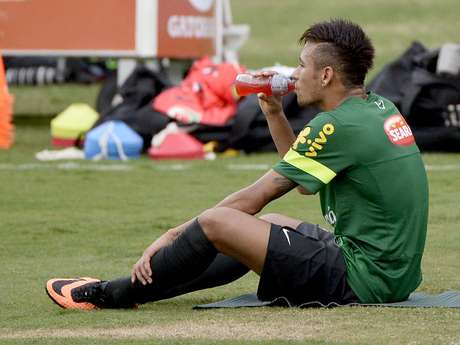 Neymar deve fazer estreia oficial pelo Barcelona na Supercopa da Espanha, contra o Atlético de Madrid <p>Neymar deve fazer estreia oficial pelo Barcelona na Supercopa da Espanha, contra o Atlético de Madrid</p>
