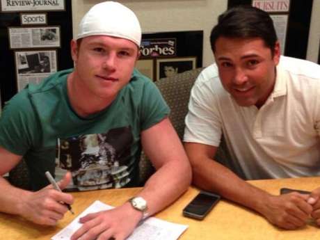 @makeawar Golden Boy Promotions El 'Canelo' Álvarez y Óscar de la Hoya firman el precontrato en la reunión que sostuvieron hoy por la tarde.