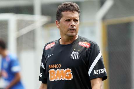 Campeão da última Copinha, técnico Claudinei Oliveira segue interinamente no cargo desde a demissão de Muricy Ramalho <p>Campeão da última Copinha, técnico Claudinei Oliveira segue interinamente no cargo desde a demissão de Muricy Ramalho</p>
