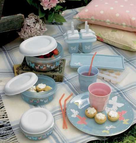 Laura Ashley <p>Complementos para picnic con estampados de mariposa de Laura Ashley.</p>