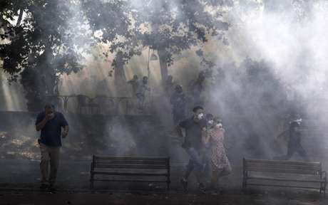 Manifestantes fogem do gás lacrimogênio lançado pela polícia em Istambul <p>Manifestantes fogem do gás lacrimogênio lançado pela polícia em Istambul</p>