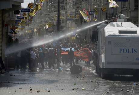 Grande parte das vias centrais de Istambul foi bloqueada pela polícia, enquanto várias linhas de transporte público foram fechadas Grande parte das vias centrais de Istambul foi bloqueada pela polícia, enquanto várias linhas de transporte público foram fechadas