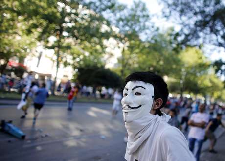 Manifestante usa uma máscara de Guy Fawkes em confrontos contra a polícia durante um protesto anti-governo em Istambul <p>Manifestante usa uma máscara de Guy Fawkes em confrontos contra a polícia durante um protesto anti-governo em Istambul</p>