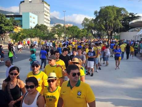 Quem chegou por último teve que encarar uma fila que chegava até o Ginásio do Maracanãzinho <p>Quem chegou por último teve que encarar uma fila que chegava até o Ginásio do Maracanãzinho</p>