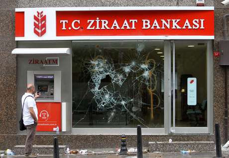 Istambul amanheceu com cenário de guerra após violentos confrontos entre manifestantes e a polícia <p>Istambul amanheceu com cenário de guerra após violentos confrontos entre manifestantes e a polícia</p>