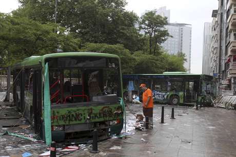 Veículos depredados e incendiados, ruas bloqueadas e marcas de disparos podem ser vistos pelas ruas de Istambul <p>Veículos depredados e incendiados, ruas bloqueadas e marcas de disparos podem ser vistos pelas ruas de Istambul</p>