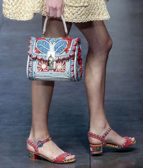 Terra <p>Bolso y sandalias planas de Dolce & Gabbana de las colección primavera/verano 2013.</p>