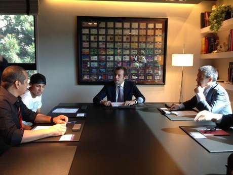 Neymar assinou contrato para se tornar o mais novo jogador do Barcelona <p>Neymar assinou contrato para se tornar o mais novo jogador do Barcelona</p>