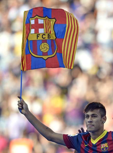 Neymar foi liberado pela CBF e seguiu de jato particular para ser apresentado pelo novo clube <p>Neymar foi liberado pela CBF e seguiu de jato particular para ser apresentado pelo novo clube</p>