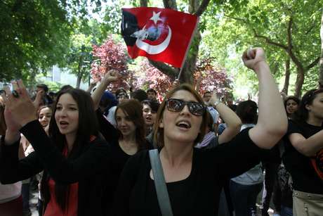 Estudantes protestam no parquet Gezi nesta segunda-feira Estudantes protestam no parquet Gezi nesta segunda-feira