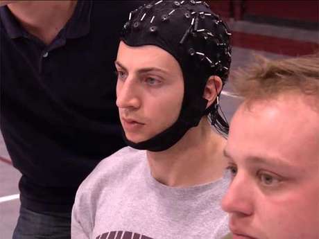 Gorro com 64 eletrodos é usado para "ensinar" o computador sobre os padrões cerebrais correspondentes aos pensamentos de movimento Gorro com 64 eletrodos é usado para "ensinar" o computador sobre os padrões cerebrais correspondentes aos pensamentos de movimento