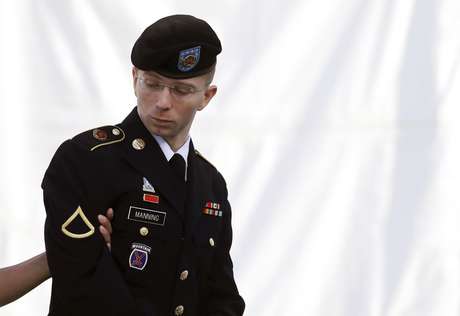 Bradley Manning é escoltado até a corte Bradley Manning é escoltado até a corte