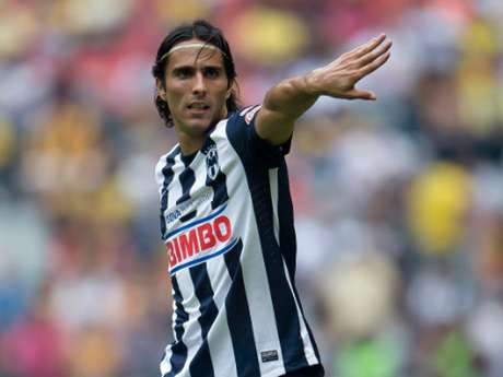 Mexsport <p>Aldo De Nigris tendrá que pelear un lugar con Miguel Sabah y Rafael Márquez en Chivas</p>