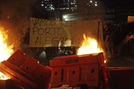 De acordo com o Movimento Passe Livre, a PM reprimiu violentamente a manifestação, ferindo muitas pessoas <p>De acordo com o Movimento Passe Livre, a PM reprimiu violentamente a manifestação, ferindo muitas pessoas</p>
