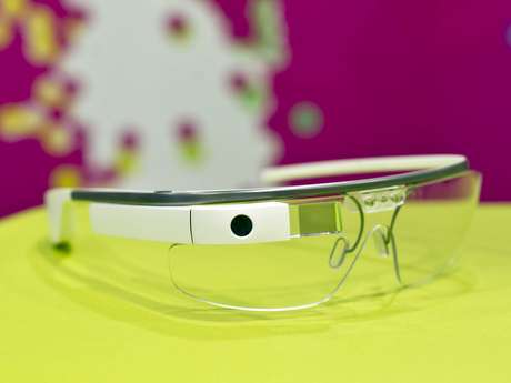 Desenho do Google Glass é quadrado, lembra mais as armações daqueles antigos óculos de sol espelhados <p>Desenho do Google Glass é quadrado, lembra mais as armações daqueles antigos óculos de sol espelhados</p>
