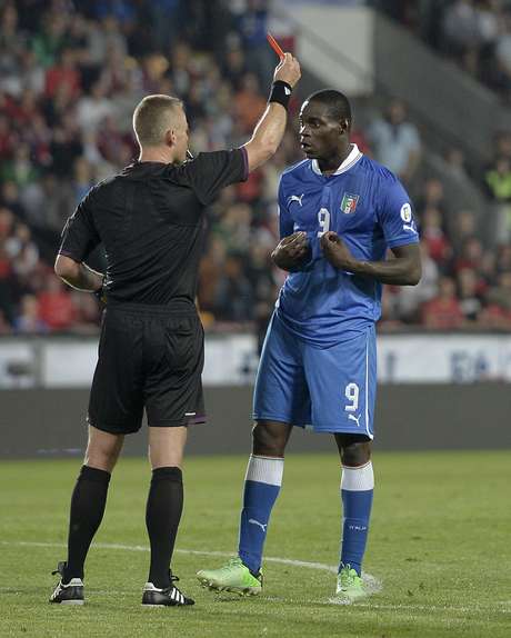 Balotelli foi expulso durante o empate sem gols entre República Checa e Itália em Praga Balotelli foi expulso durante o empate sem gols entre República Checa e Itália em Praga