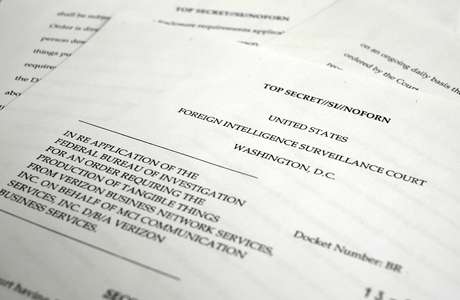 Imagem divulgada na quinta-feira mostra cópia de documento que ordena que a operadora telefônica Verizon forneça diariamente dados à agência governamental NSA Imagem divulgada na quinta-feira mostra cópia de documento que ordena que a operadora telefônica Verizon forneça diariamente dados à agência governamental NSA