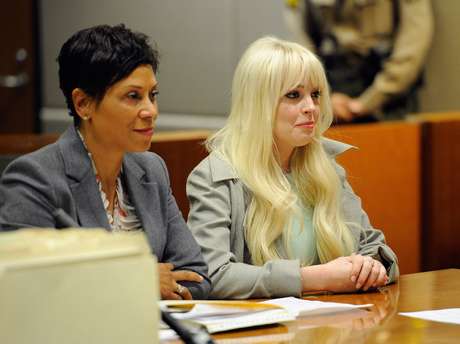 Shawn Holley ao lado da cliente, a atriz que frequenta constantemente em tribunais nos EUA Shawn Holley ao lado da cliente, a atriz que frequenta constantemente em tribunais nos EUA