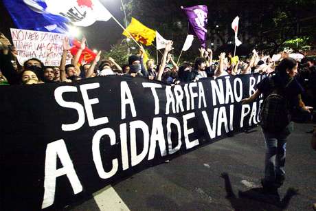 7 de junho - Manifestantes bloquearam a avenida Faria Lima e foram alvo de bombas de gás lacrimogêneo na Marginal Pinheiros 7 de junho - Manifestantes bloquearam a avenida Faria Lima e foram alvo de bombas de gás lacrimogêneo na Marginal Pinheiros