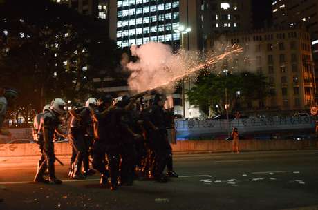 A polícia acompanhou a manifestação com helicóptero e disparou bombas de gás lacrimogêneo <p>A polícia acompanhou a manifestação com helicóptero e disparou bombas de gás lacrimogêneo</p>