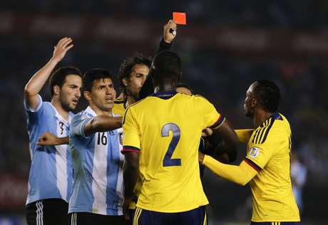Zapata foi expulso por chutar Higuaín, da Argentina <p>Zapata foi expulso por chutar Higuaín, da Argentina</p>