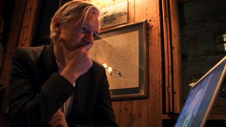 Assange acusou o governo dos Estados Unidos de tentar "lavar" suas atividades de espionagem Assange acusou o governo dos Estados Unidos de tentar "lavar" suas atividades de espionagem