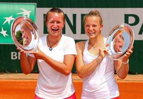 Checas Barbora Krejcikova (à esq.) Katerina Siniakova exibem troféu de duplas Checas Barbora Krejcikova (à esq.) Katerina Siniakova exibem troféu de duplas
