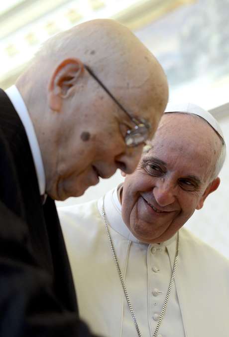 Ao lado do presidente da Itália, Giorgio Napolitano, o Papa pediu aos italianos que voltem a confiar na política. Ao lado do presidente da Itália, Giorgio Napolitano, o Papa pediu aos italianos que voltem a confiar na política.