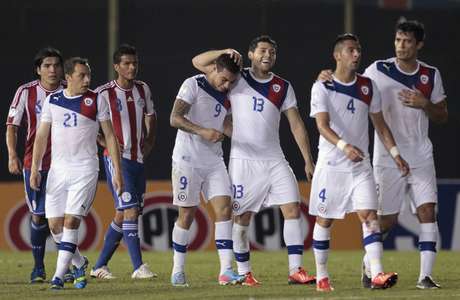Gremista Vargas é felicitado por chilenos após marcar no 2 a 1 sobre o Paraguai, fora de casa Gremista Vargas é felicitado por chilenos após marcar no 2 a 1 sobre o Paraguai, fora de casa