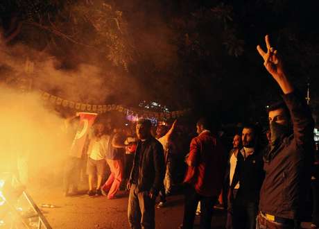 Manifestantes protestam antes de confronto com a polícia em frente à embaixada americana em Ancara na madrugada de domingo Manifestantes protestam antes de confronto com a polícia em frente à embaixada americana em Ancara na madrugada de domingo